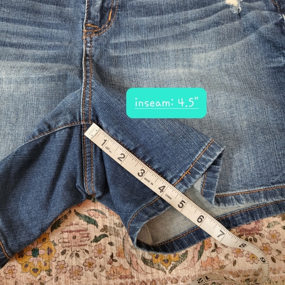 🌜TORRID NWOT Denim Shorts | Medium Wash | Distressed | size 12 - Picture 5 of 8
